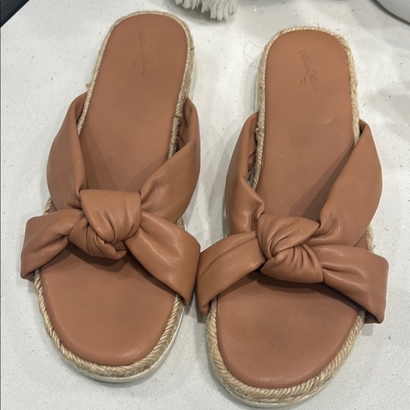 Universal Thread Tan Bow Sandals - Picture 1 of 6
